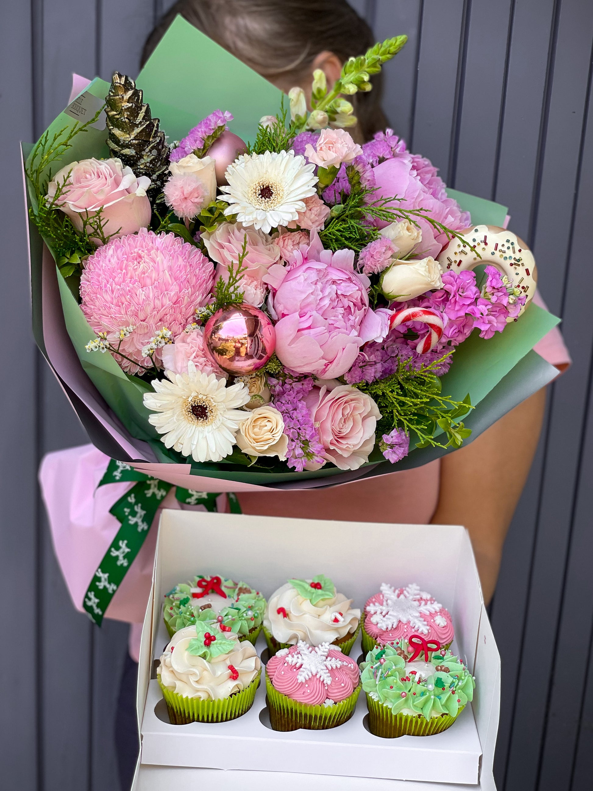 Christmas Deluxe Bouquet & Cupcake Gift Set