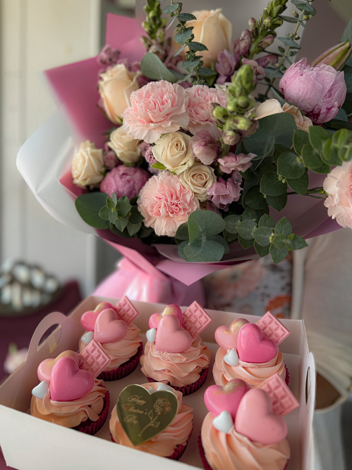 Romantic Bliss: Bouquet & Cupcake Indulgence