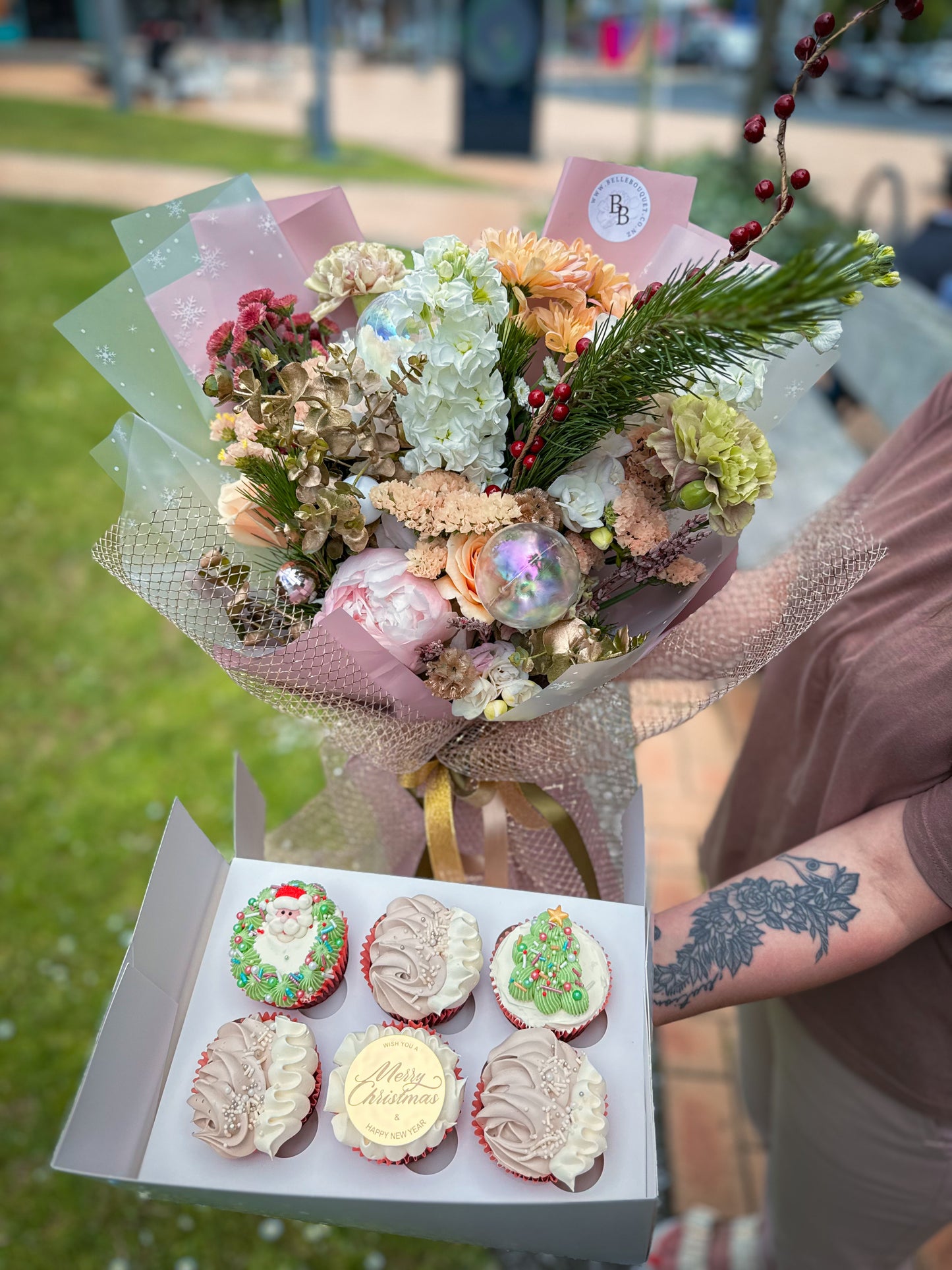 Festive Gift Set: Christmas Bouquet and Holiday Cupcakes