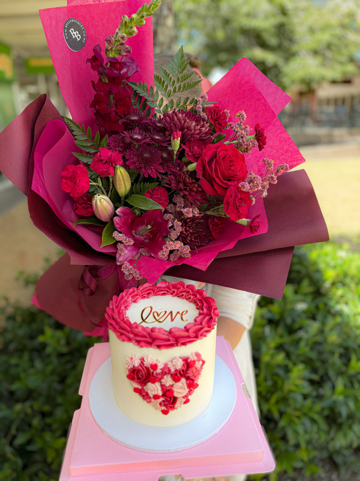 Bouquet & Cake Gift Set: Romance Red