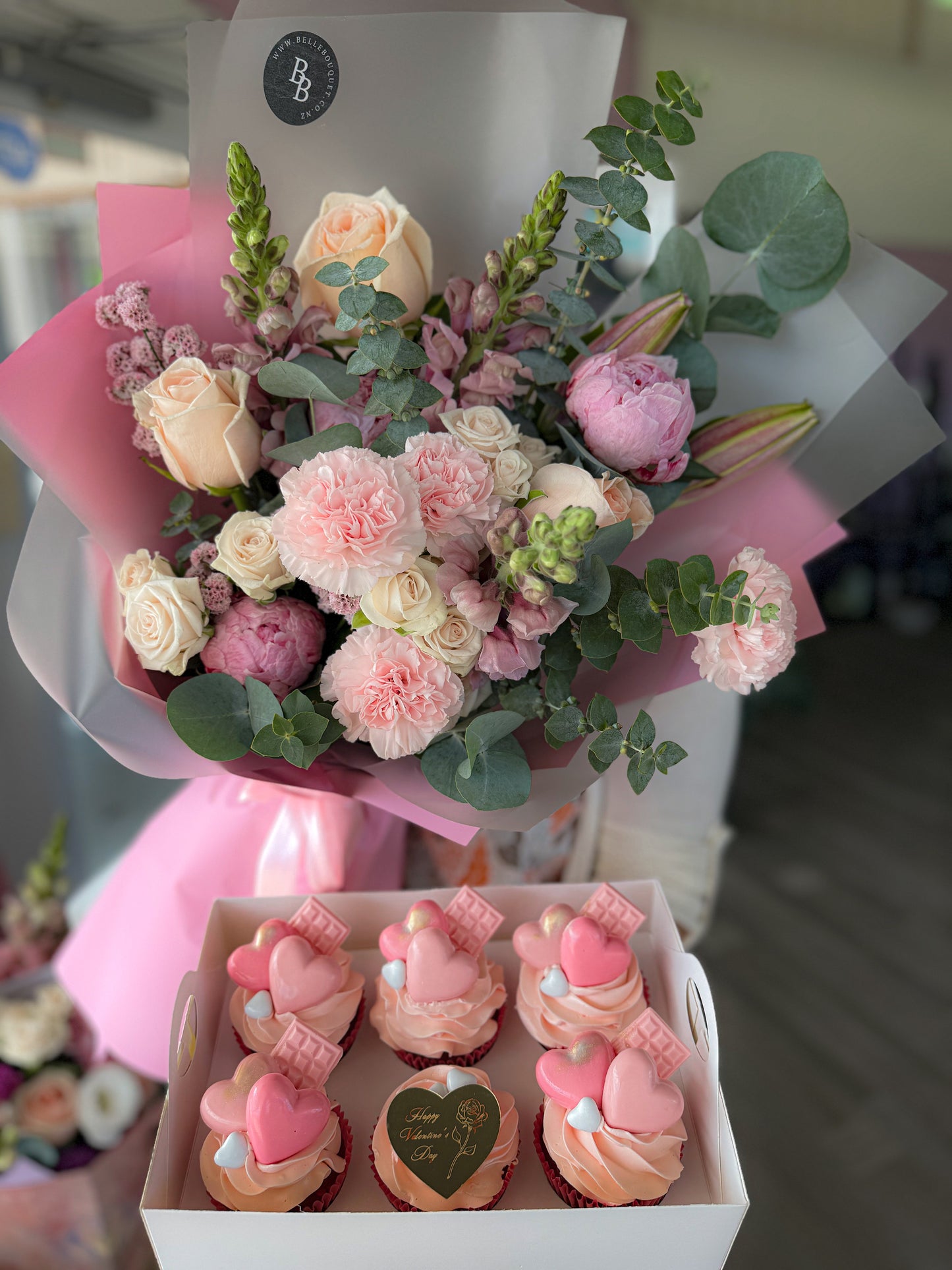 Romantic Bliss: Bouquet & Cupcake Indulgence