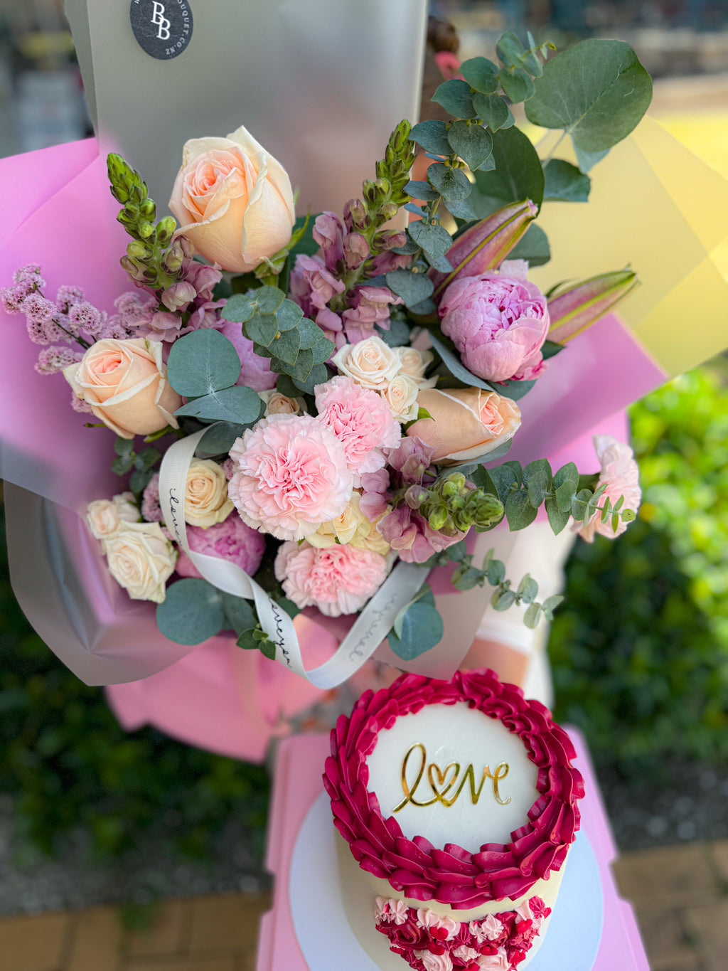 Bouquet & Cake Gift Set: Sweetheart Duo