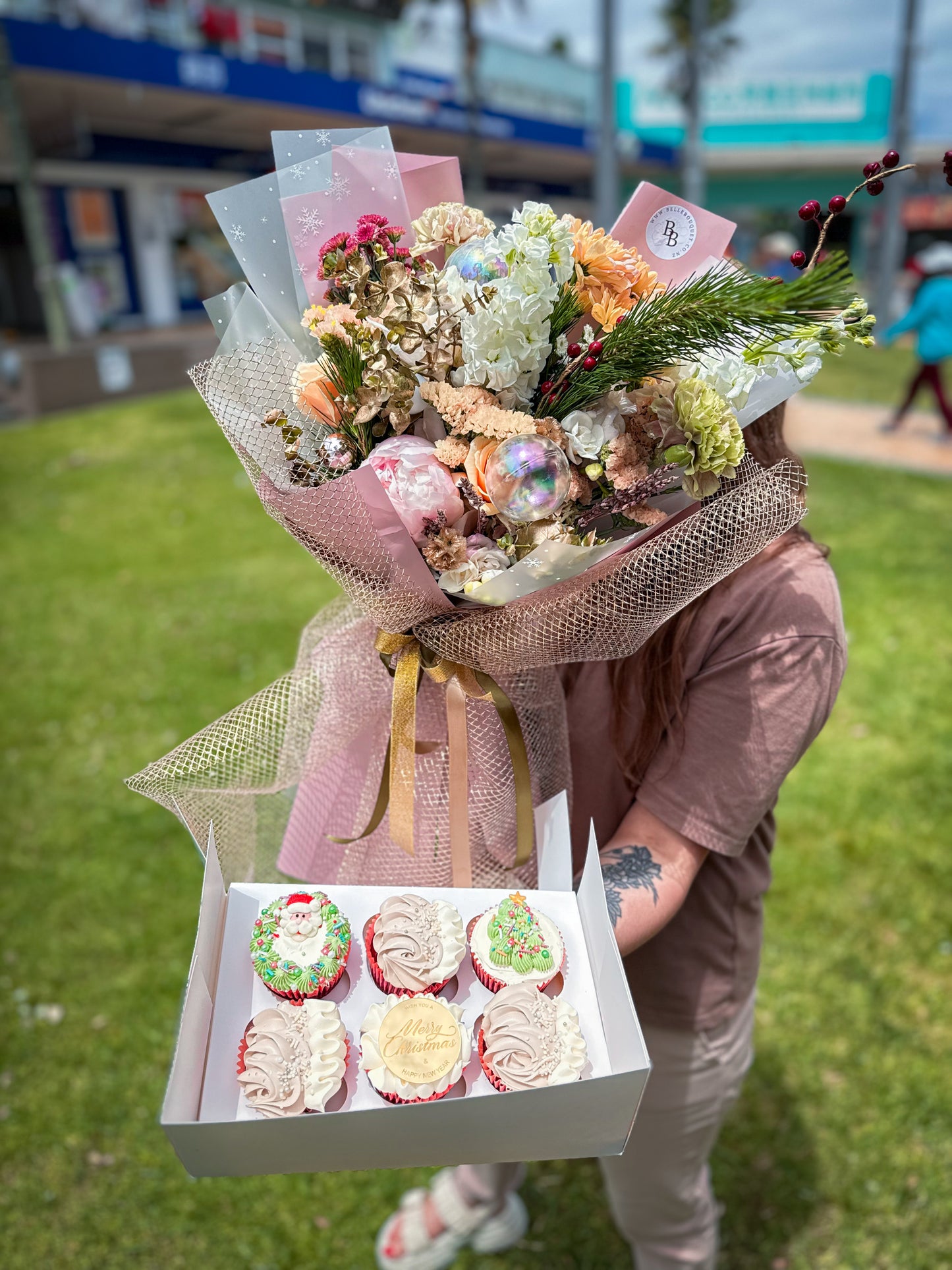 Festive Gift Set: Christmas Bouquet and Holiday Cupcakes