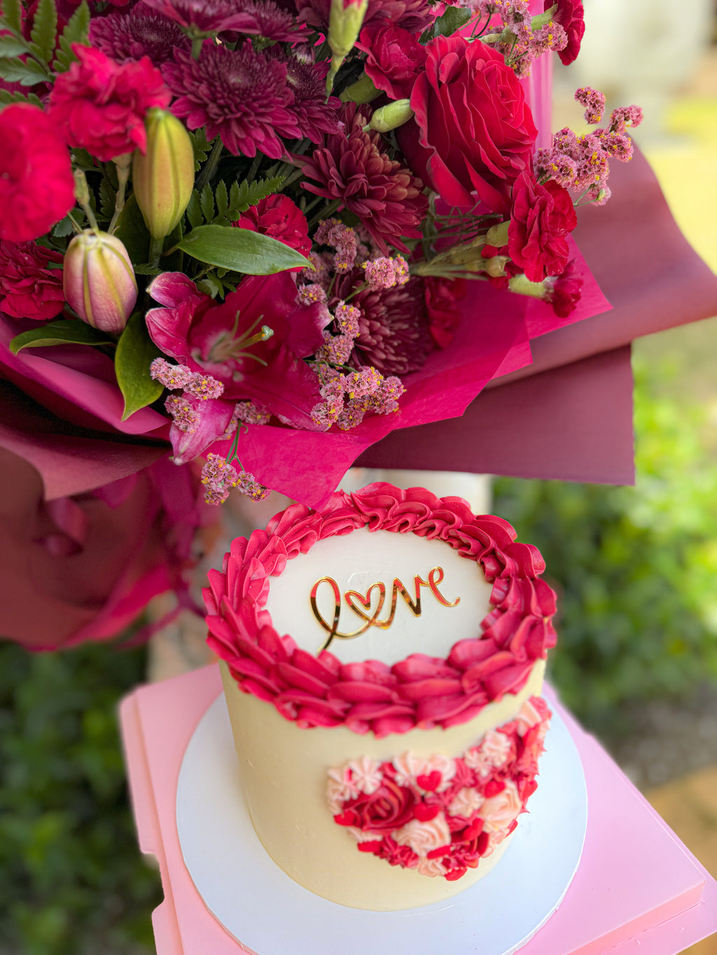Bouquet & Cake Gift Set: Romance Red