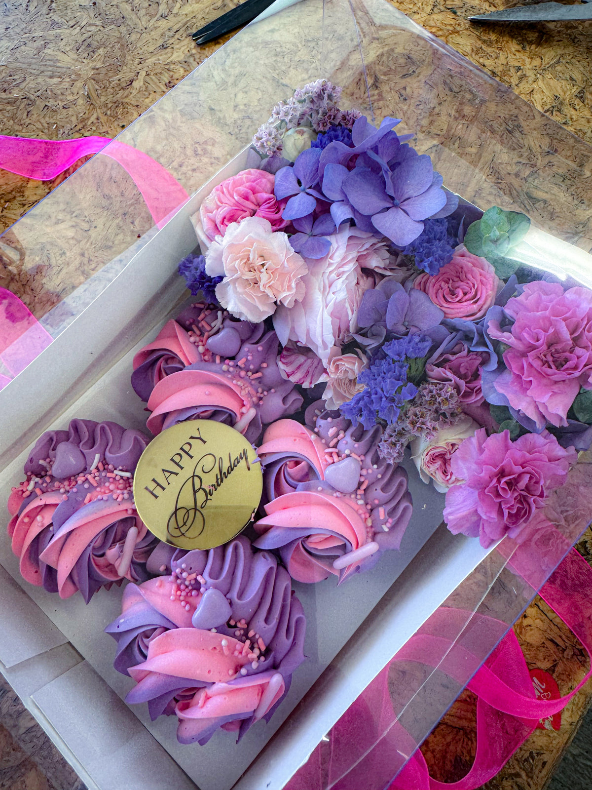 Cupcakes Gift Box with Flowers gift set — photo 1 of 3