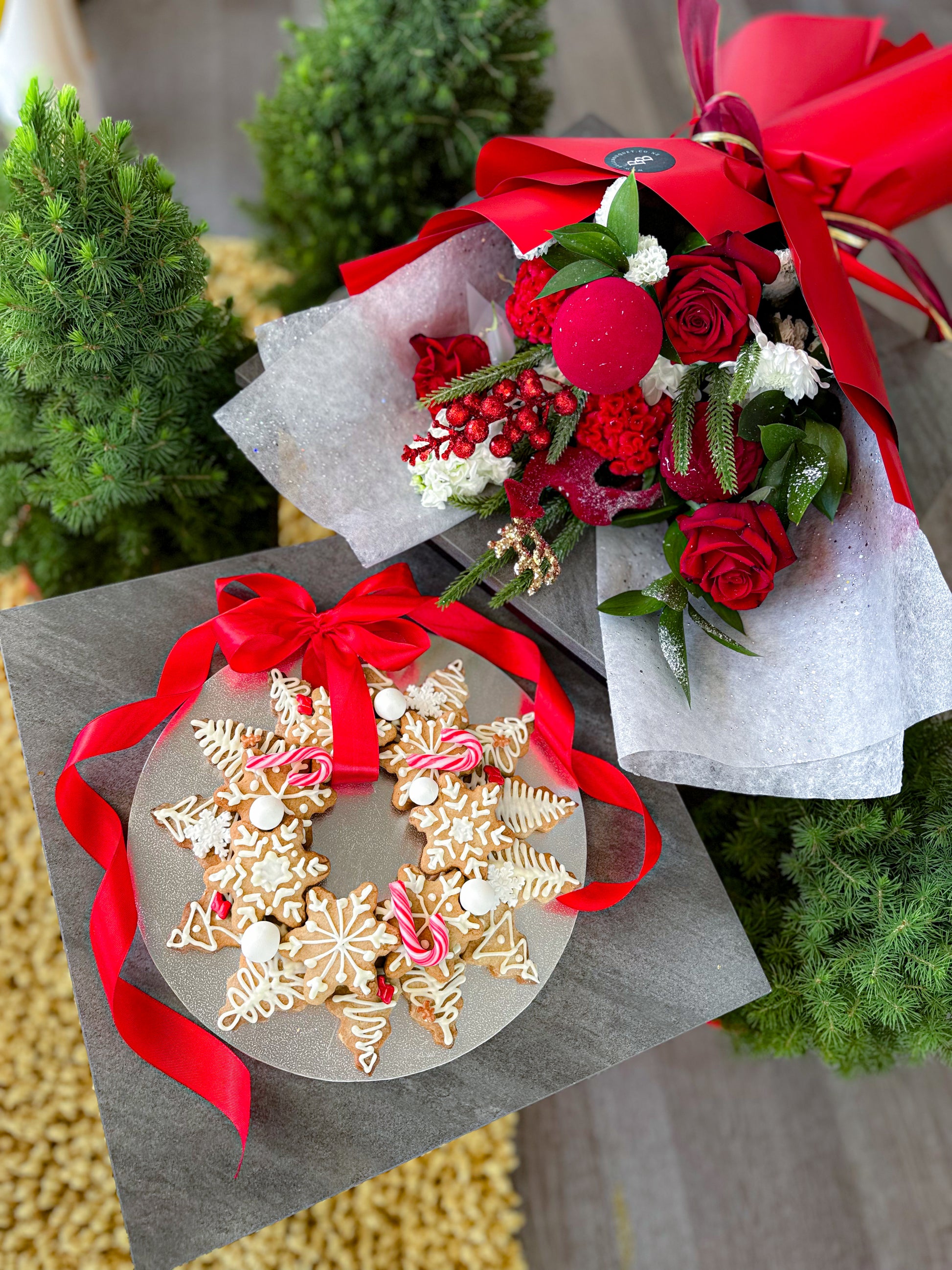 Christmas Bouquet & Gingerbread Wreath Set